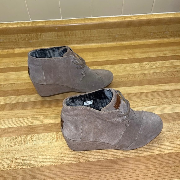 Tom’s Wedge Ankle Boots Desert Taupe Suede Kala Bootie Size 7.5 - Picture 3 of 8